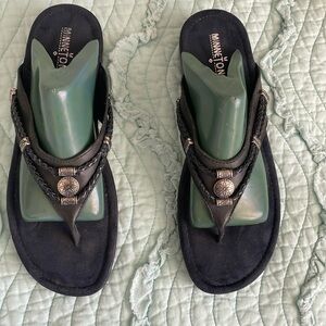 Minnetonka women's navy leather flip-flops EUC